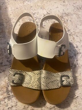 Skechers White and Tan Textured Buckle Sandals